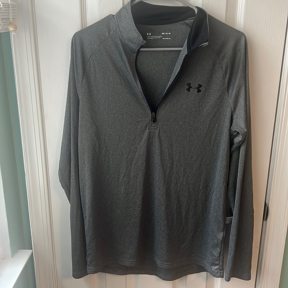 Like new men’s loose fit Under Armour heat gear half zip.